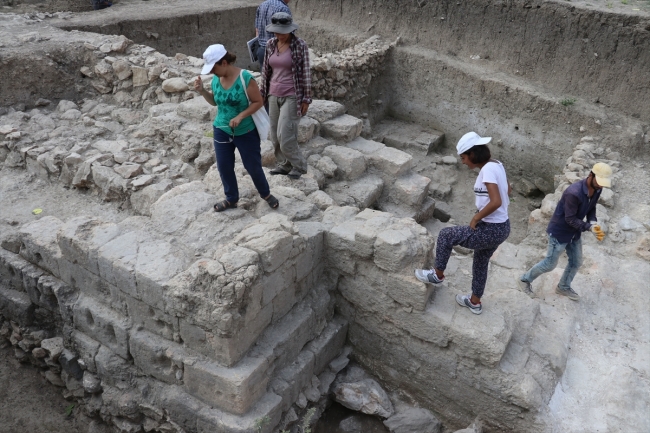 Adana'da üzerinde savaş izleri taşıyan "çift duvarlı sur" bulundu